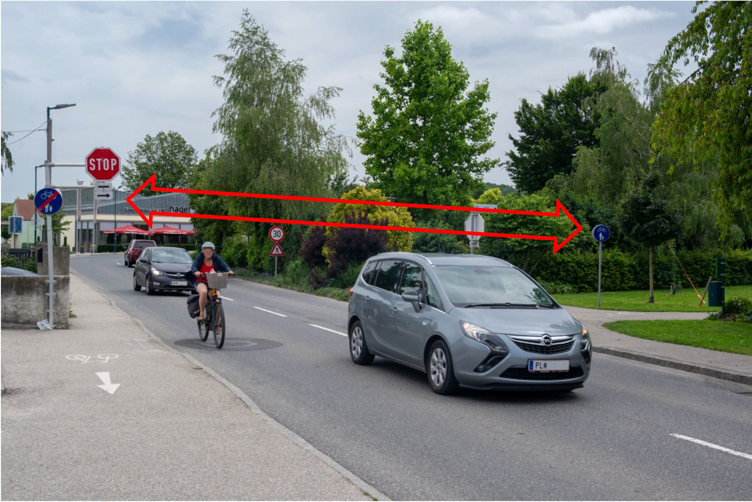 Das Foto zeigt die Stelle und die beiden Radwegetafeln (Ende und Anfang) sowie die unübersichtliche Situation auf Grund der Kurve.