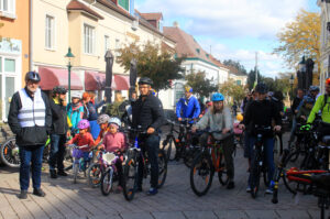 Viele Teilnehmerinnen am Hauptplatz