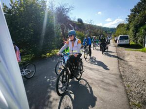 Erwachsene und Kinder bei der Fahrraddemo