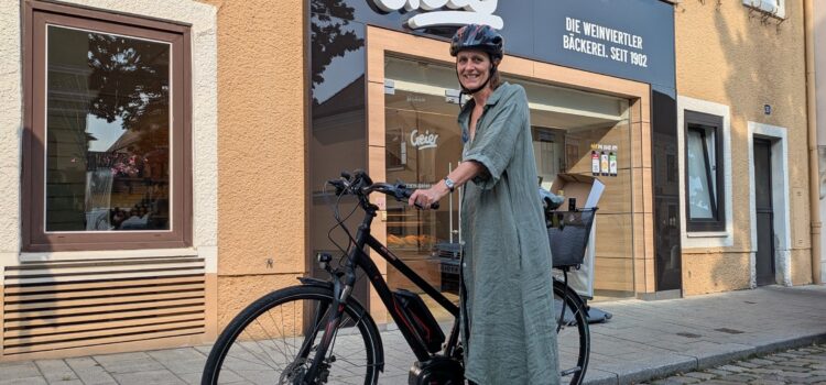 Radfahrerin des Herbstes